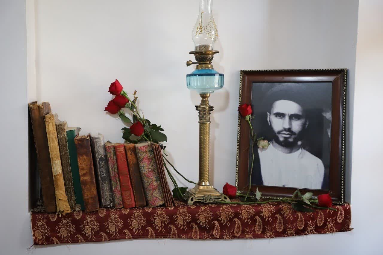 گلباران بیت امام خمینی (ره) و نواخته شدن زنگ انقلاب در نخستین روز دهه فجر