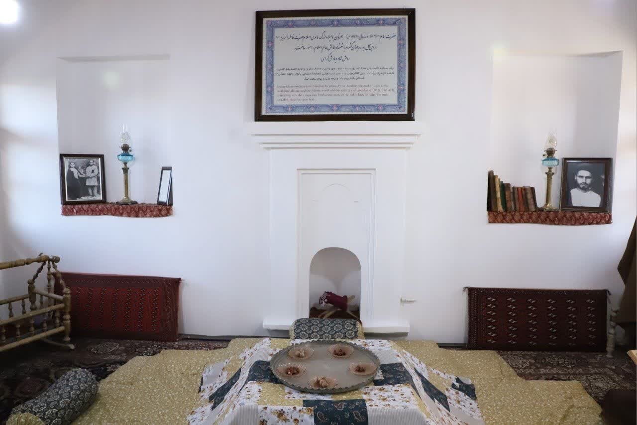 گلباران بیت امام خمینی (ره) و نواخته شدن زنگ انقلاب در نخستین روز دهه فجر