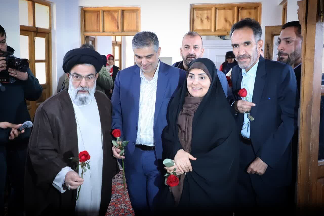 گلباران بیت امام خمینی (ره) و نواخته شدن زنگ انقلاب در نخستین روز دهه فجر