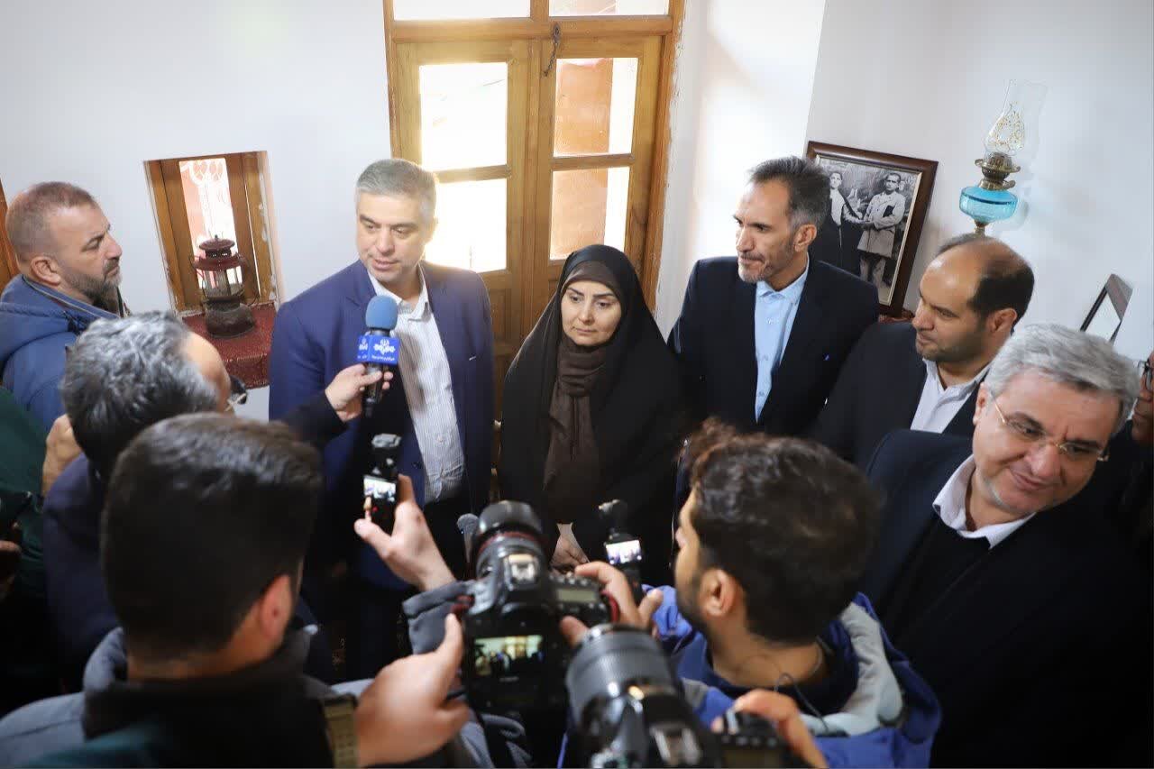 گلباران بیت امام خمینی (ره) و نواخته شدن زنگ انقلاب در نخستین روز دهه فجر