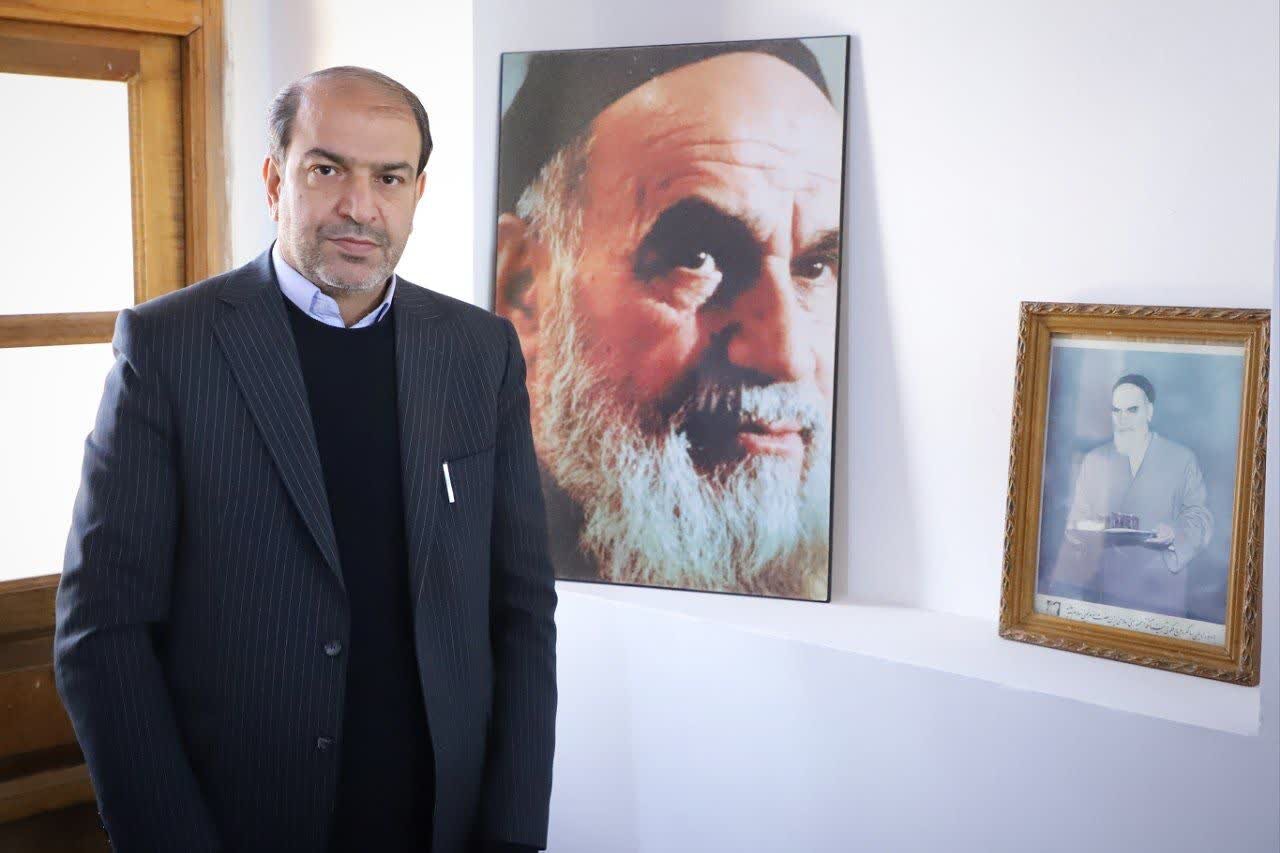 گلباران بیت امام خمینی (ره) و نواخته شدن زنگ انقلاب در نخستین روز دهه فجر