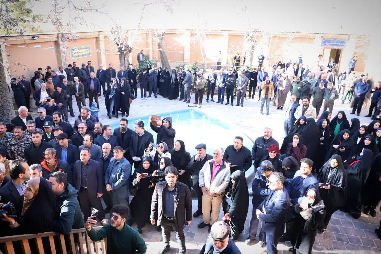 گلباران بیت امام خمینی (ره) و نواخته شدن زنگ انقلاب در نخستین روز دهه فجر