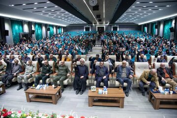 امضای میثاق نامه حمایت از آرمان‌های انقلاب از سوی ۱۵۰ هنرمند در جشنواره ملی فانوس