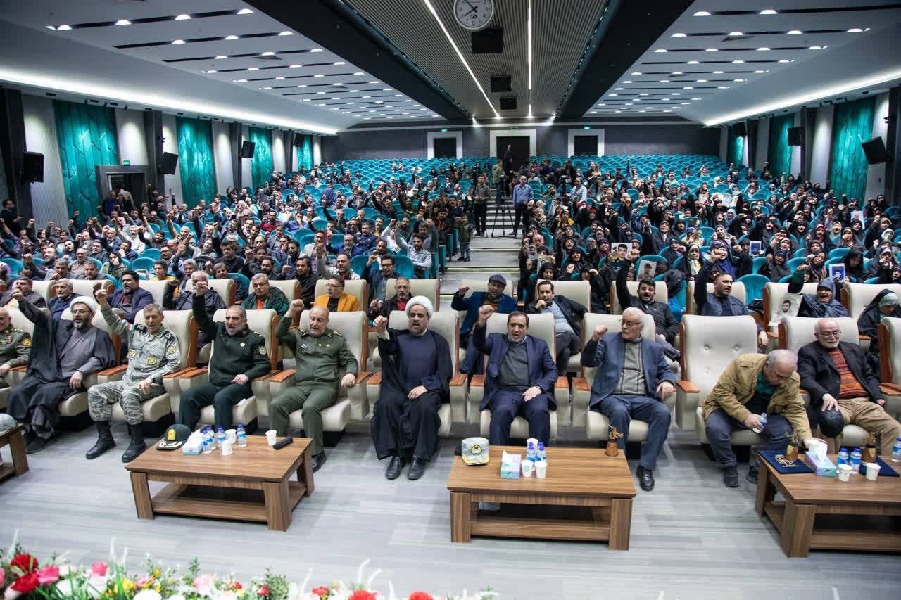 امضای میثاق نامه حمایت از آرمان‌های انقلاب از سوی ۱۵۰ هنرمند در جشنواره ملی فانوس