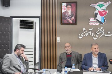 نشست معاون فرهنگی و آموزشی بنیاد شهید با خادمیاران امام رضا(ع)