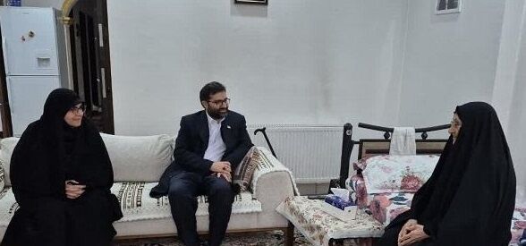 دیدار رئیس سازمان سیاست‌گذاری و مدیریت راهبری انرژی با خانواده شهدا در مشهد