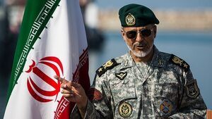 ادای احترام دریادار حبیب الله سیاری به شهید سلیمانی