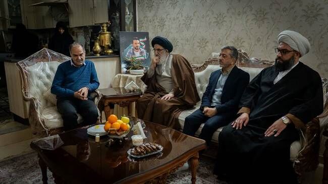 دیدار نماینده ولی‌فقیه و مدیرکل بنیاد شهید در استان البرز با خانواده شهدای جنگ ۱۲ روزه در فردیس