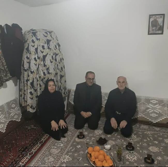 دیدار مدیرکل بنیاد مازندران با خانواده‌ های شهدای اغتشاشات در غرب مازندران