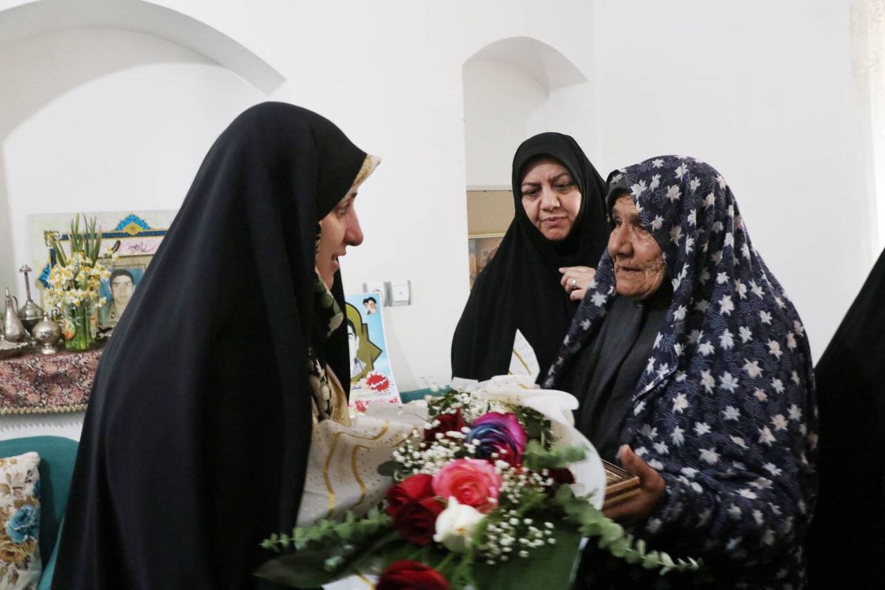 دیدار معاون رئیس‌ جمهور در امور زنان و خانواده با خانواده شهدای خراسان جنوبی