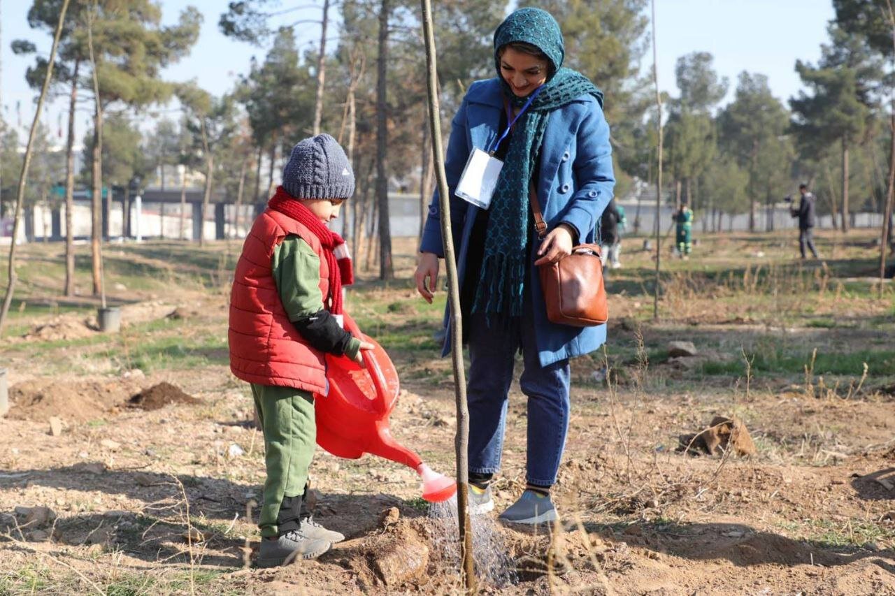 کاشت ۲۴ هزار نهال در بوستان جنگلی سرخه حصار