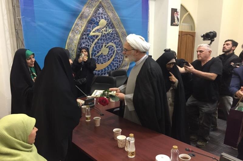 تجلیل از مادران و همسران شهدا در نمایشگاه قرآن