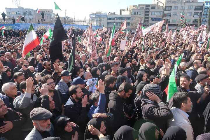 دعوت بنیاد شهید از خانواده‌ شهدا و ایثارگران برای تداوم حضور در میادین و مساجد