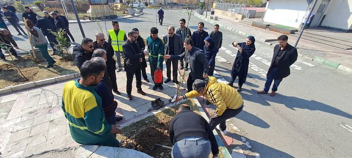 کاشت نهال به یاد رهبر شهید در بوستان نهج البلاغه 