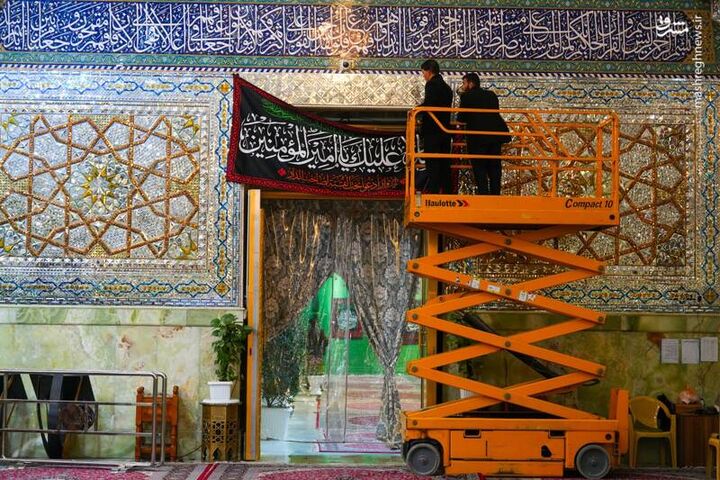 عکس/ نصب کتیبه‌های شهادت امیرالمومنین در حرمین سامرا