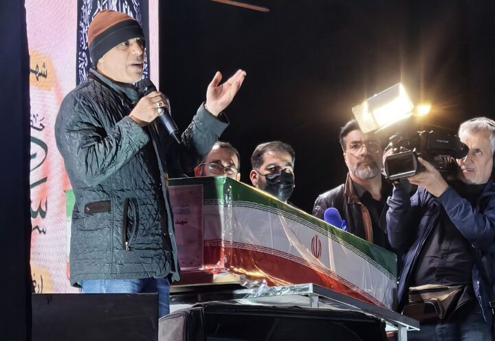 فیلم/ صحبت‌های پدر شهید حسین فردی در کنار تابوت فرزندش