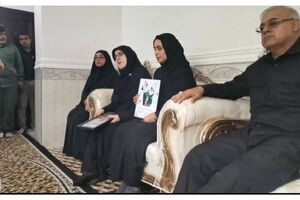 دیدار سخنگوی دولت با خانواده شهدا