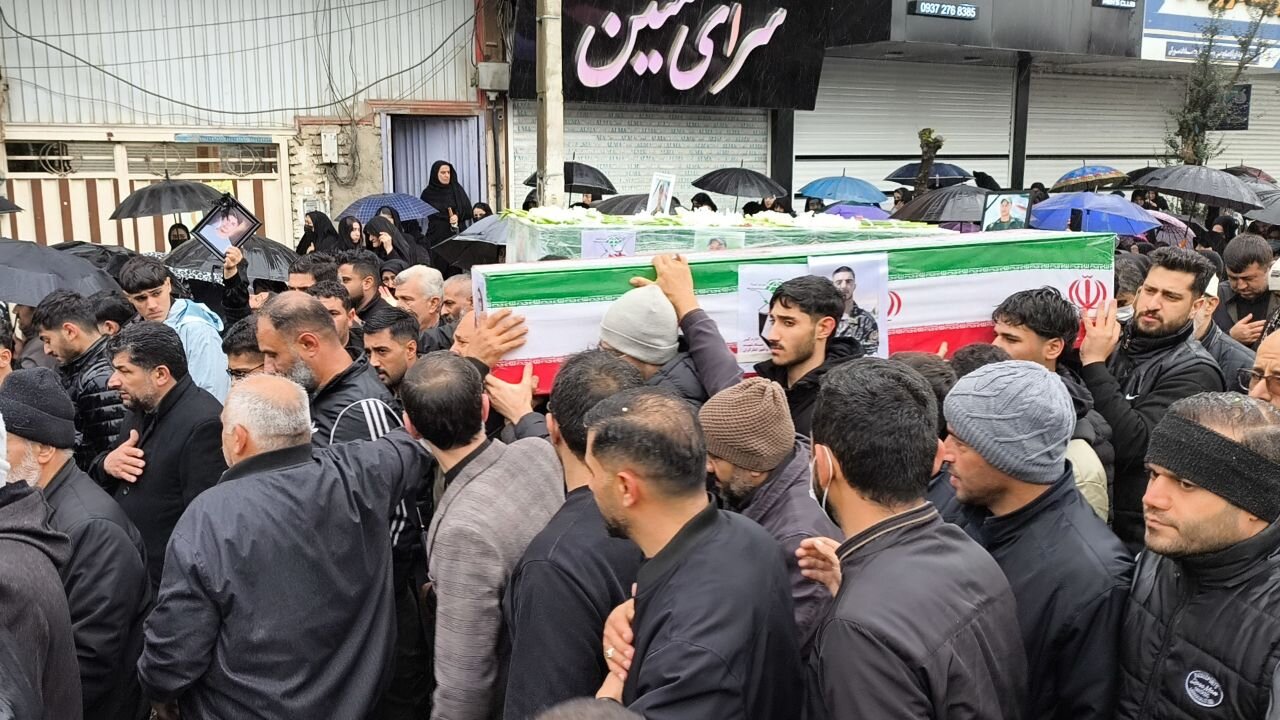 حضور مدیرکل بنیاد شهید و امور ایثارگران مازندران در مراسم تشییع دو پیکر مطهر شهید در میاندورود