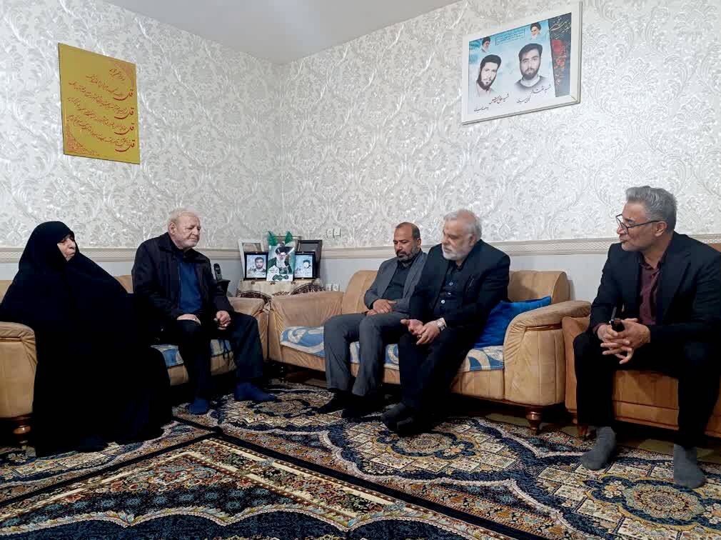 دیدار مدیرکل بنیاد شهرستانهای استان تهران با ۱۰خانواده شهید جنگ رمضان در ملارد