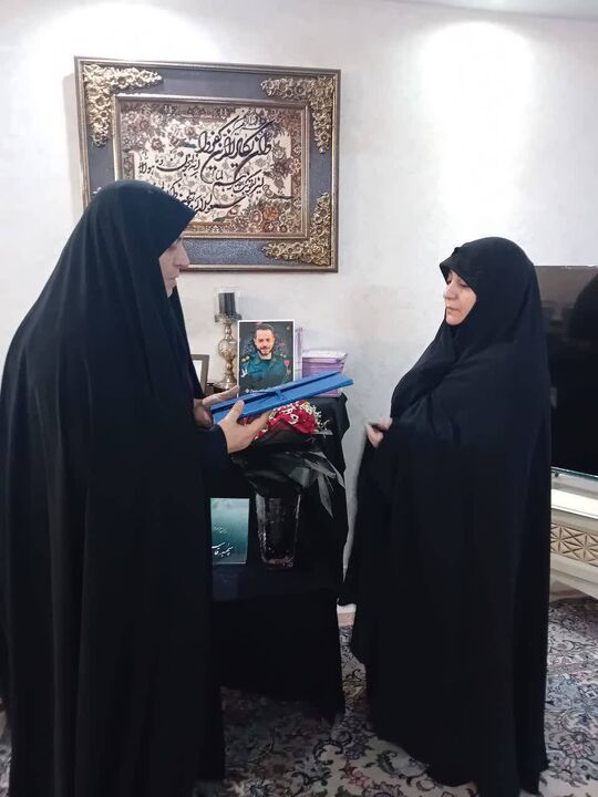 دیدار معاون تعاون و امور اجتماعی بنیاد شهید و امور ایثارگران با خانواده شهید ساسان فلاحت نواز