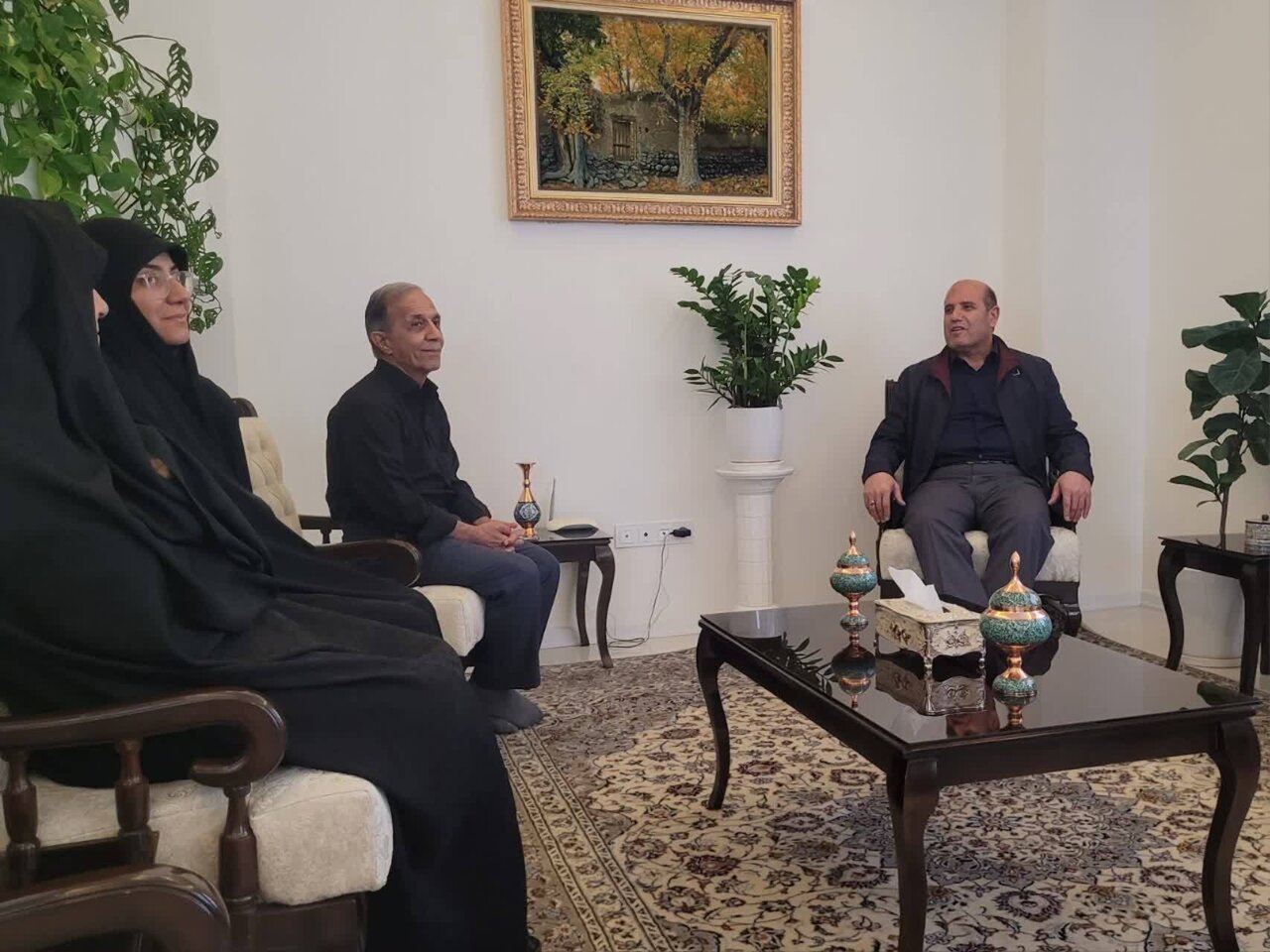 دیدار مدیرکل بنیاد شهید و امور ایثارگران تهران بزرگ با خانواده شهیدان خادمزاده و نیکنژاد