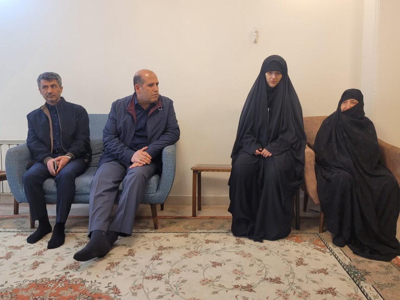 دیدار مدیرکل بنیاد شهید و امور ایثارگران تهران بزرگ با خانواده شهیدان خادمزاده و نیکنژاد