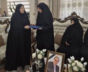 دیدار معاون تعاون و امور اجتماعی بنیاد شهید و امور ایثارگران با خانواده شهید مردمی «محمدرضا احمدی»