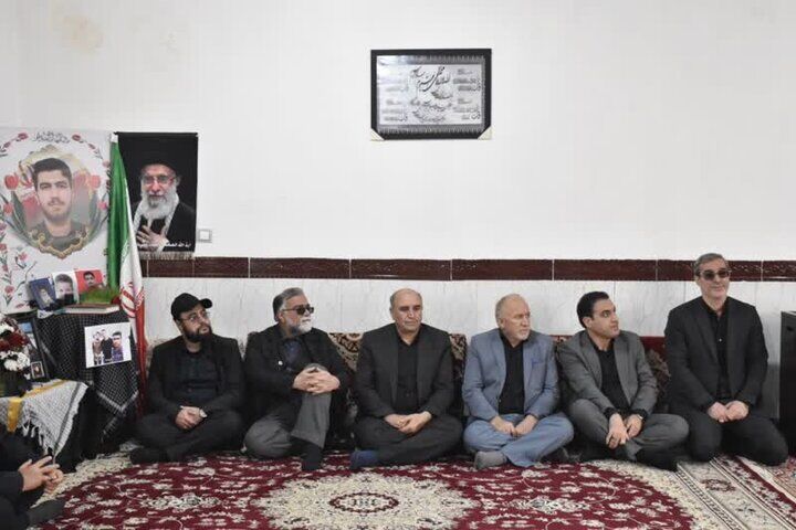 معاون استاندار لرستان با خانواده شهدای روستای «انگز» دیدار کرد