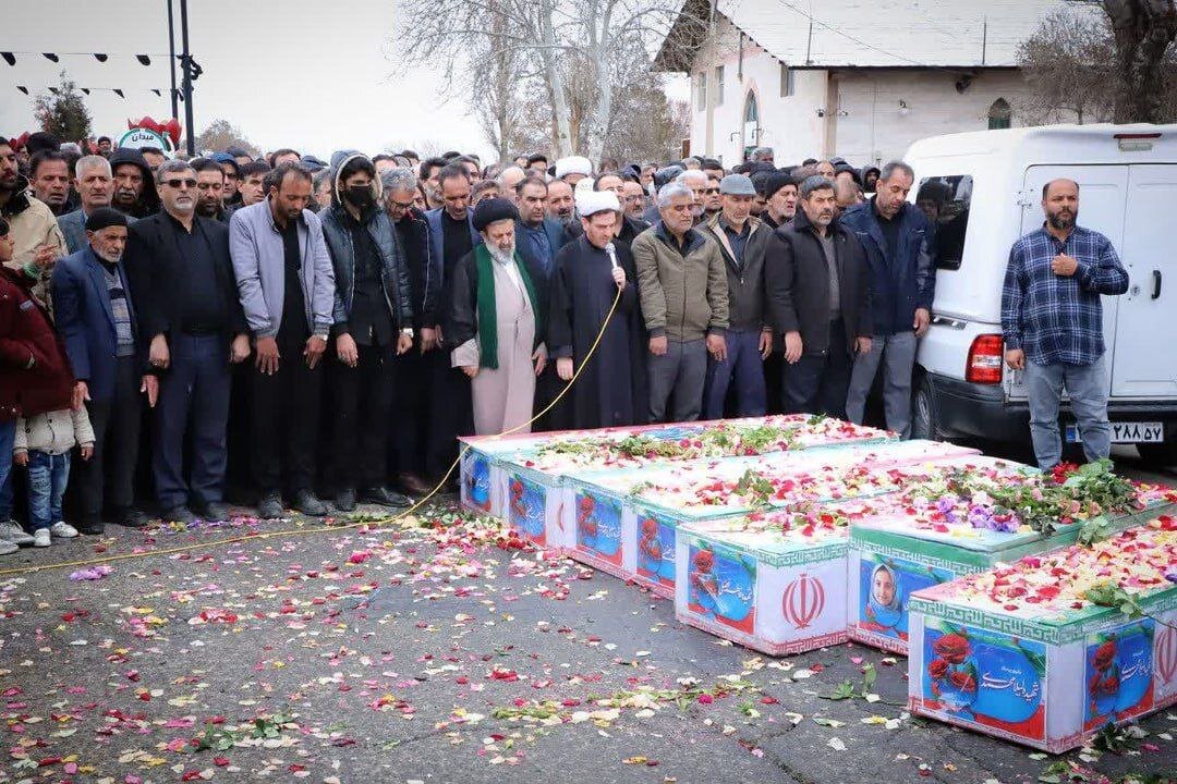 وداع باشکوه مردم با 7 شهید حمله صهیونی-آمریکایی به روستای خیزاب خمین