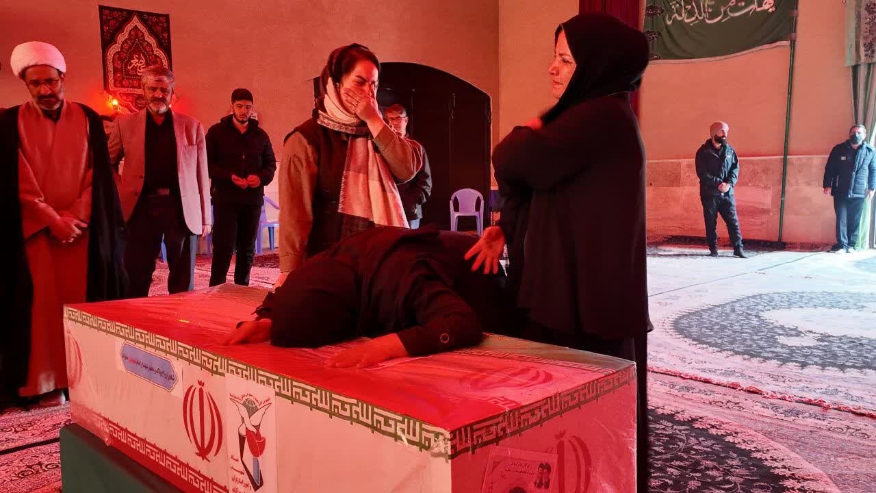 آخرین دیدار خانواده ها با پیکر پاک شهیدان والامقام شهیده مهسا طاهری، آموزگار شهیده زهرا مشهدی، شهیــد بابک رمضــــــــی