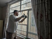 آغاز عملیات بازسازی شیشه‌ ساختمان‌های آسیب‌ دیده در منطقه ۸