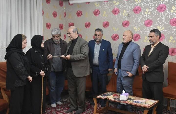 دیدار مقام بنیاد شهید با خانواده شهیدان «وحید بیرانوند و مهدی کمالیان» از شهدای جنگ رمضان