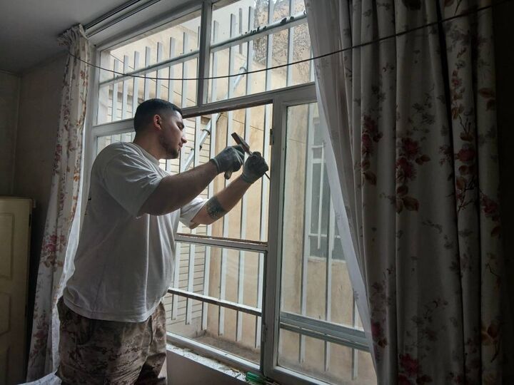 آغاز عملیات بازسازی شیشه‌ ساختمان‌های آسیب‌ دیده در منطقه ۸