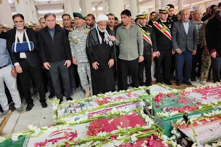 مراسم تشییع پیکر ۵ شهید جنگ رمضان در دشتستان برگزار شد