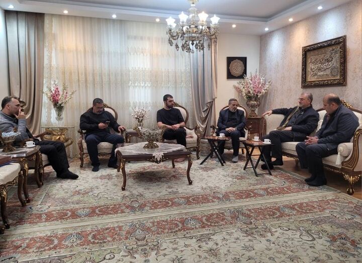 دیدار معاون فرهنگی و آموزشی بنیاد شهید با خانواده‌های شهدای جنگ رمضان
