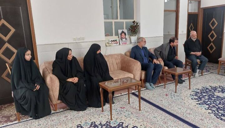 دیدار مدیرکل دفتر مسکن و تسهیلات رفاهی بنیاد با خانواده شهدای جنگ رمضان در یزد