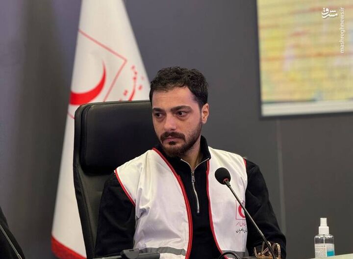 عکس/ حضور بازیگر مرد سینما در کنار امدادگران هلال احمر