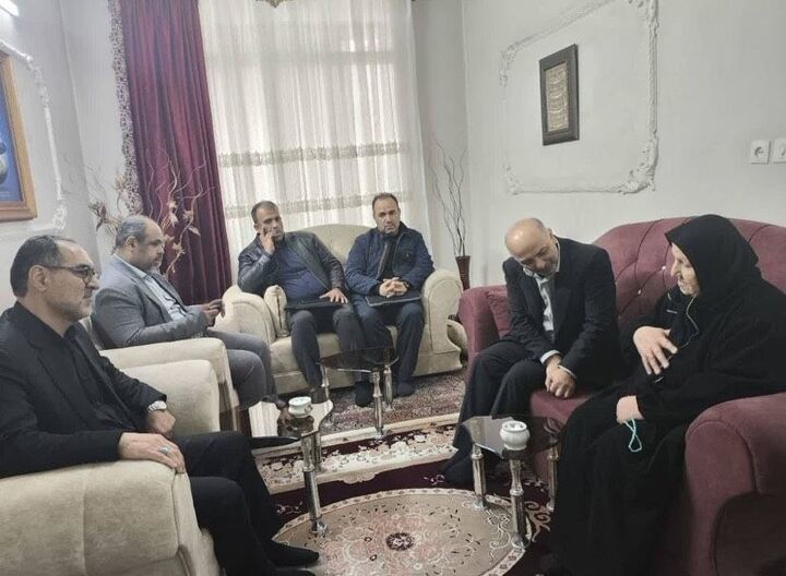 دیدار مدیر عامل بیمه دی با خانواده شهدای مدافع وطن