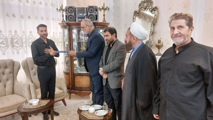 دیدار مدیرکل تسهیلات بنیاد شهید با خانواده شهید اقتدار امیر محمد جعفریان