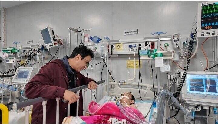 عکس/ دیدار عموپورنگ با کودکان بیمار و مجروح شده در جنگ
