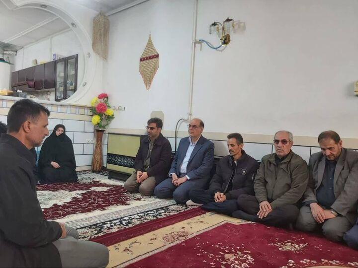 دیدار مدیرکل بنیاد شهید فارس با خانواده شهید جاویدالاثر ناو دنا