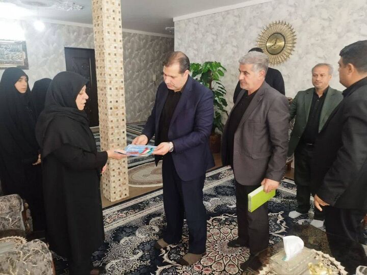 دیدار مدیرکل پذیرش بنیاد شهید با خانواده شهدای جنگ رمضان در سلماس