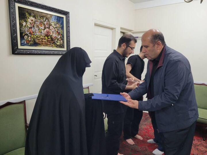 دیدار مدیرکل بنیاد شهید تهران بزرگ با خانواده شهدای جنگ تحمیلی آمریکا–اسرائیل