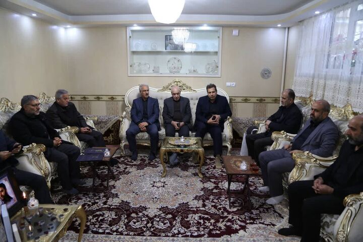 ادای احترام مسئولان کشوری و استانی به خانواده ۱۳ شهید تبریز