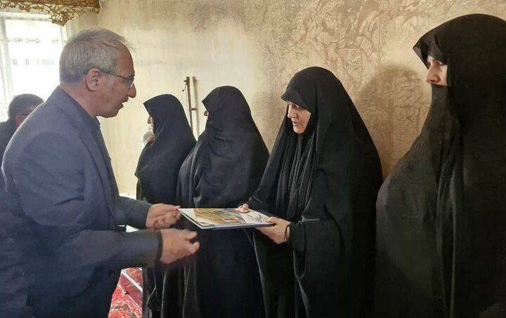تجلیل از سروهای استقامت و دیدار با خانواده شهدای جنگ رمضان در تبریز