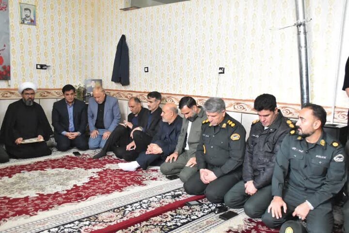 مدیرکل بنیاد شهید لرستان با خانواده شهید «بهمنی» دیدار کرد