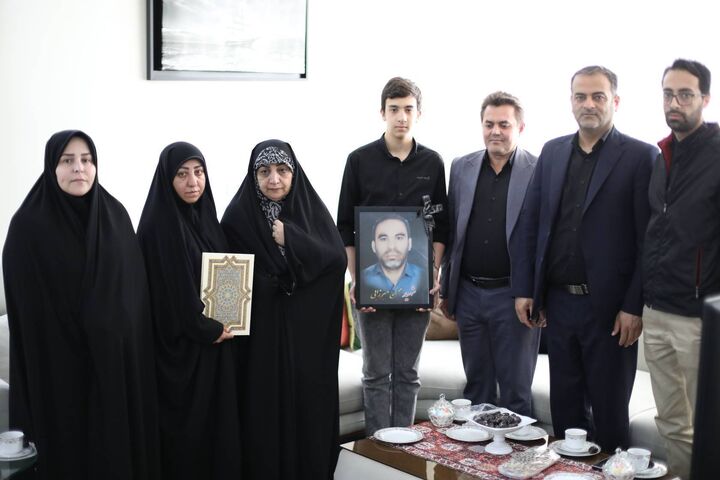 دیدار سرپرست کل بنیاد شهید و امور ایثارگران شهرستان‌های استان تهران با ۴تن از خانواده‌های شهدای جنگ رمضان در شهرستان پردیس