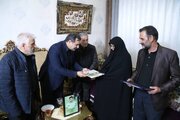 مدیرکل پذیرش و امور اداری بنیاد شهید و امور ایثارگران با خانواده شهیدان جباری و یعقوبی دیدار کرد