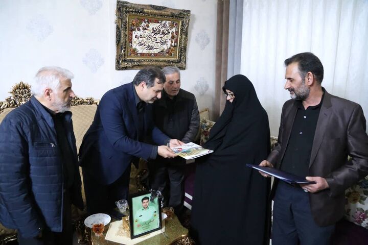 مدیرکل پذیرش و امور اداری بنیاد شهید و امور ایثارگران با خانواده شهیدان جباری و یعقوبی دیدار کرد