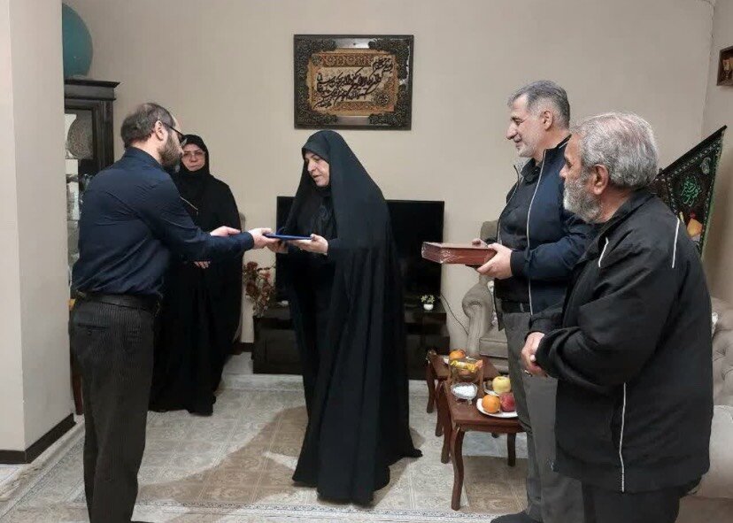 دیدار معاون تعاون و امور اجتماعی بنیاد شهید و امور ایثارگران با خانواده شهیدان معظم ابرهیمی آذر و گلروئی